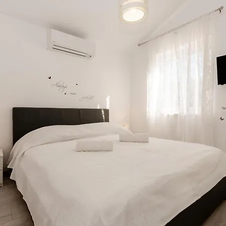 In Vlasici - With 2 Bedrooms, Wifi&outdoor Swimming Pool *