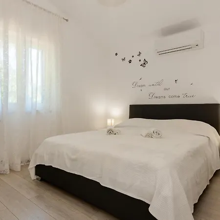 Vakantiehuis In Vlasici - With 2 Bedrooms, Wifi&outdoor Swimming Pool *