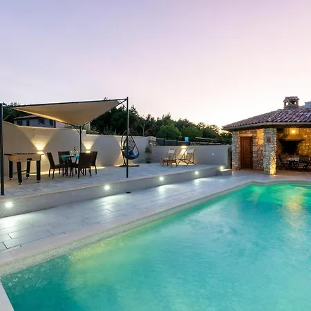 In Vlasici - With 2 Bedrooms, Wifi&outdoor Swimming Pool Vakantiehuis
