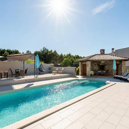 Vakantiehuis In Vlasici - With 2 Bedrooms, Wifi&outdoor Swimming Pool *