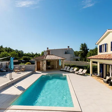 In Vlasici - With 2 Bedrooms, Wifi&outdoor Swimming Pool Vakantiehuis Kršan