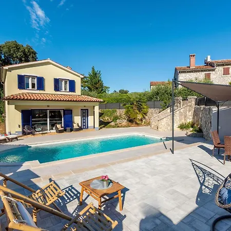 In Vlasici - With 2 Bedrooms, Wifi&outdoor Swimming Pool Vakantiehuis *